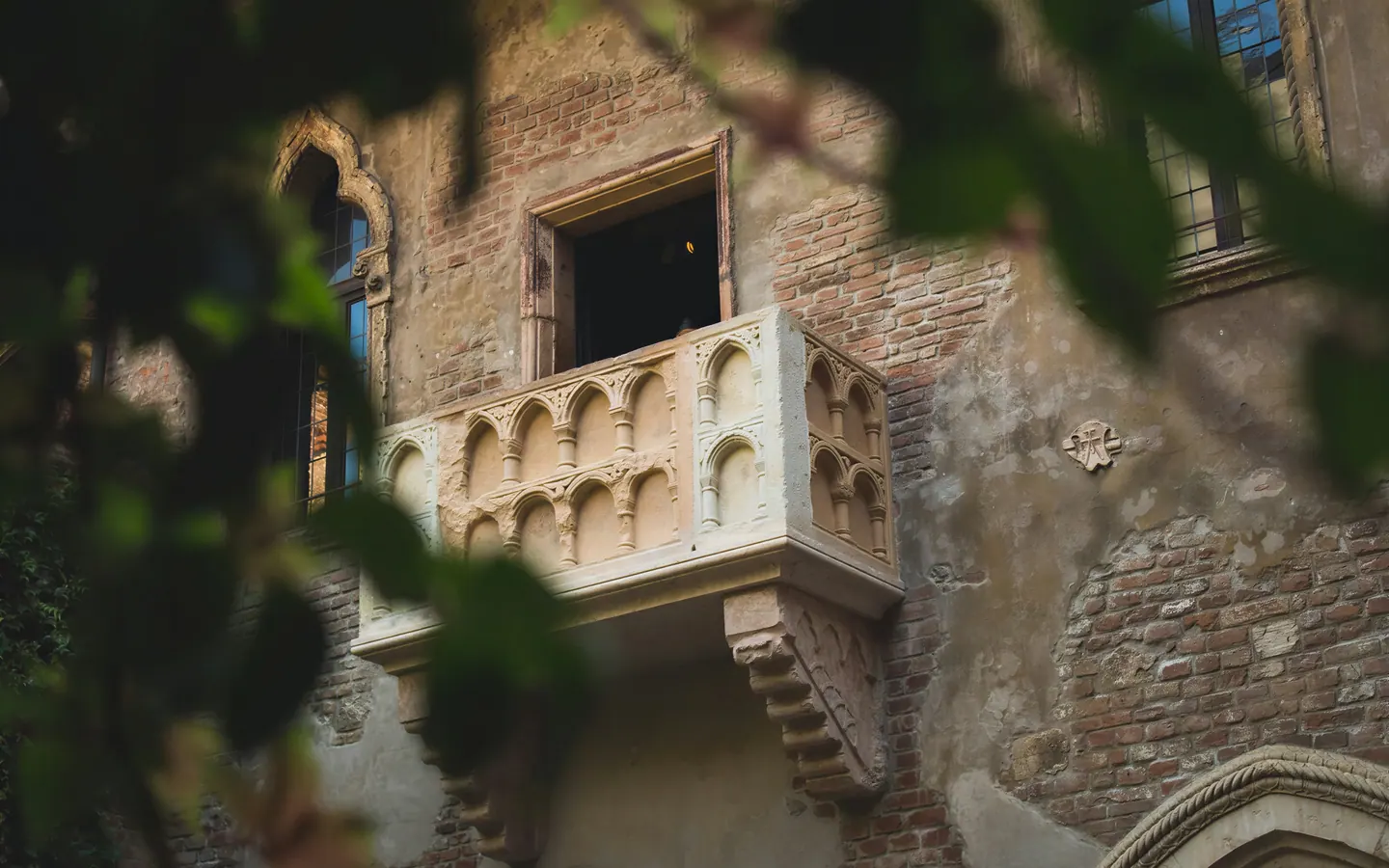 Il balcone della Casa di Giulietta a Verona, tra le foglie