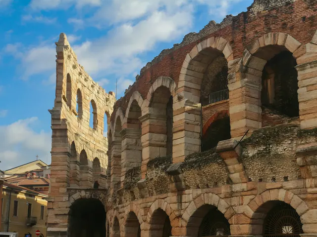L'Arena di Verona, l'anfiteatro romano del I secolo, con l'«Ala» sotto il cielo azzurro