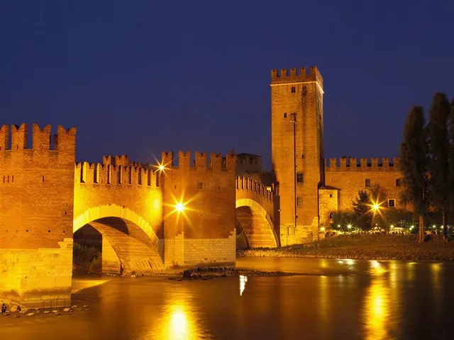 Castelvecchio illuminato di notte, riflesso nell'Adige
