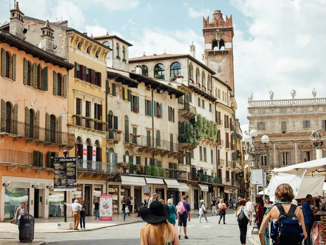 Piazza delle Erbe a Verona, con i palazzi, le torri e il mercato