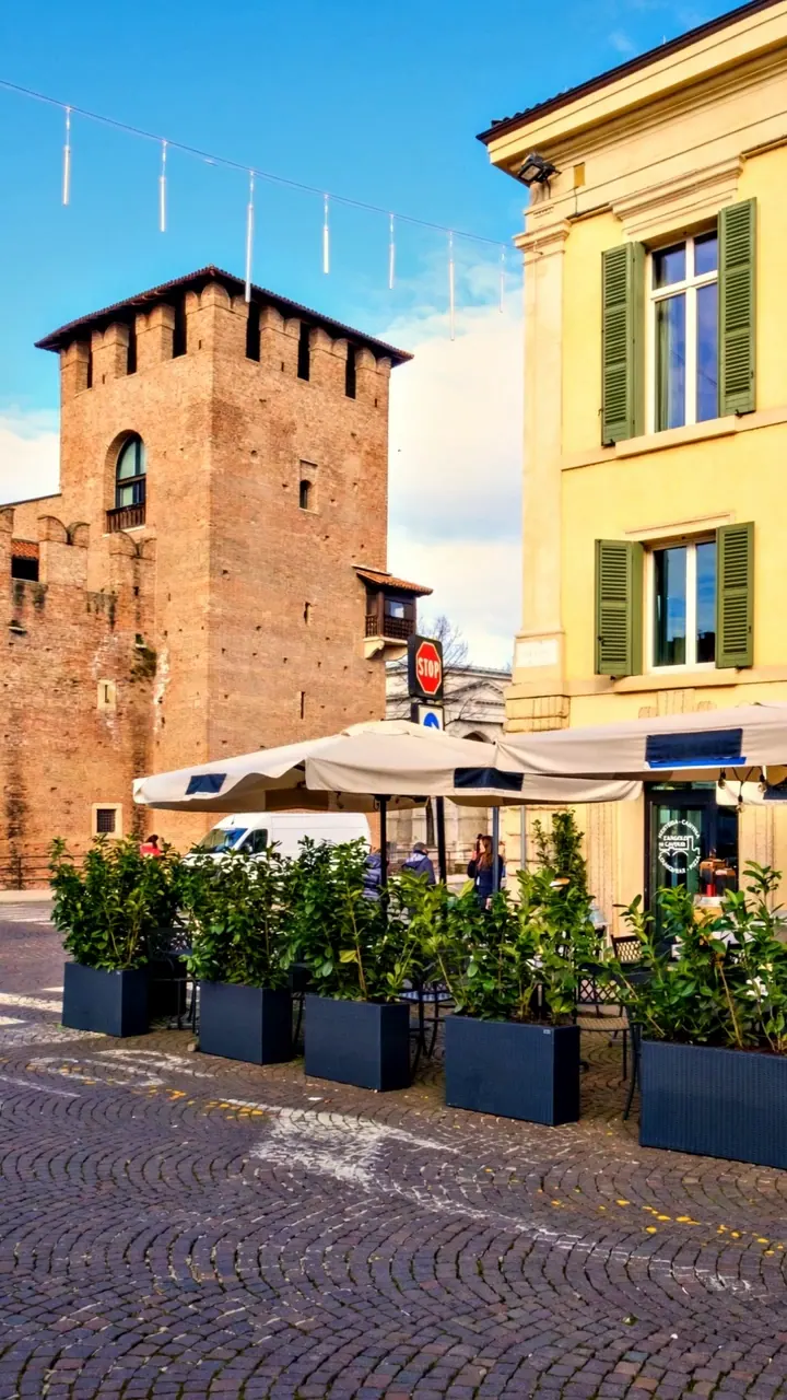 Il dehors dell'Angolo di Cavour, all'angolo con le mura di Castelvecchio – Verona