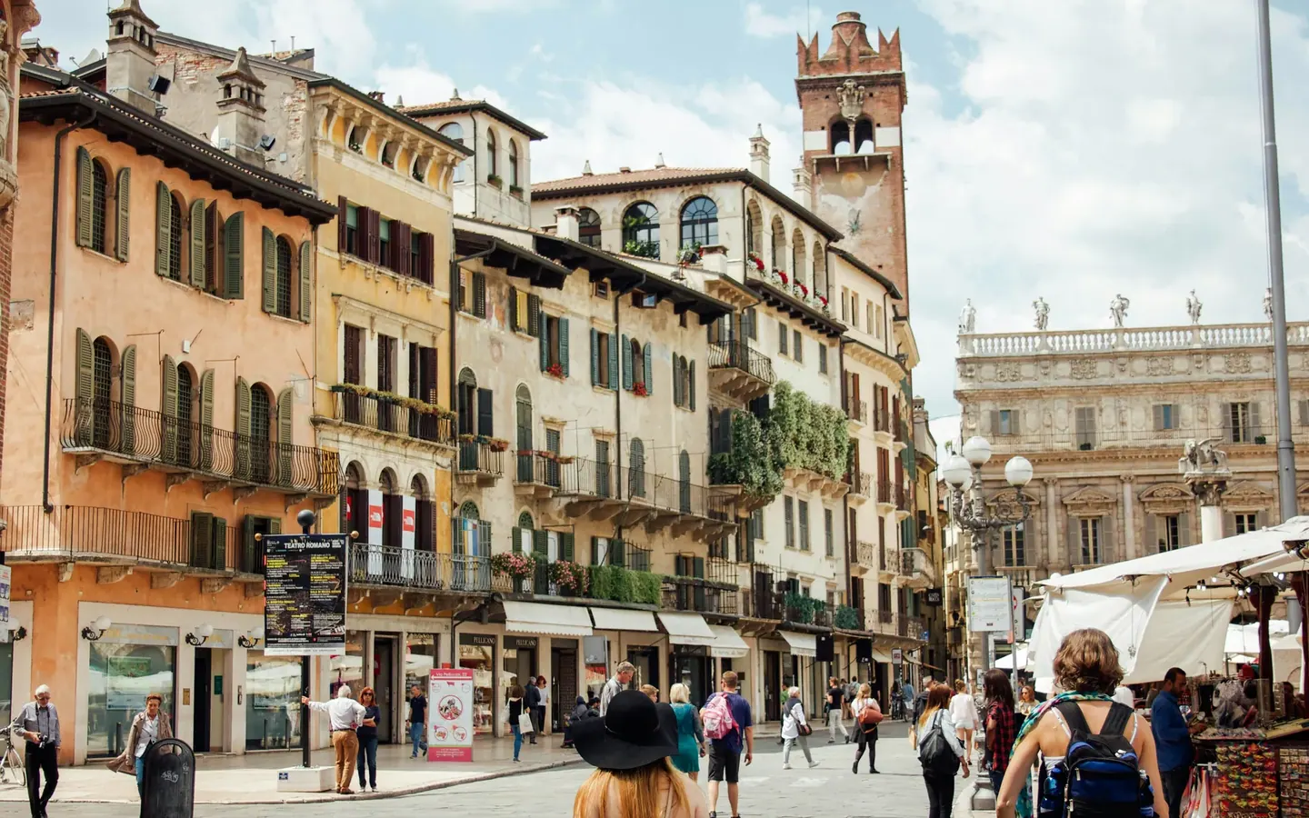 Piazza delle Erbe, l'antico foro romano di Verona, con i palazzi, le torri e il mercato