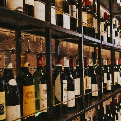 Bottiglie di Amarone e di vini della Valpolicella in cantina