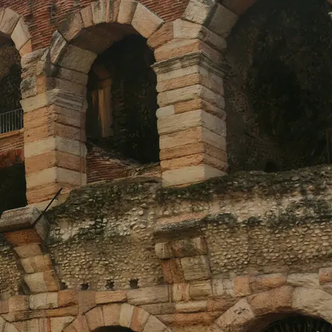 Gli archi in pietra dell'Arena di Verona, consumati dal tempo