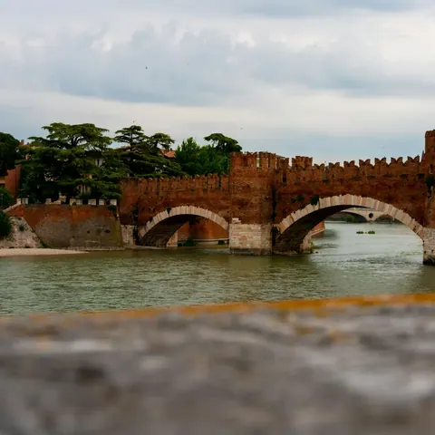 Il Ponte Scaligero sull'Adige, con le merlature in mattoni rossi